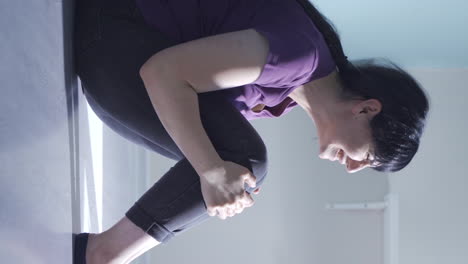 Vertical-video-of-Woman-having-a-nervous-breakdown-at-home-is-shouting.